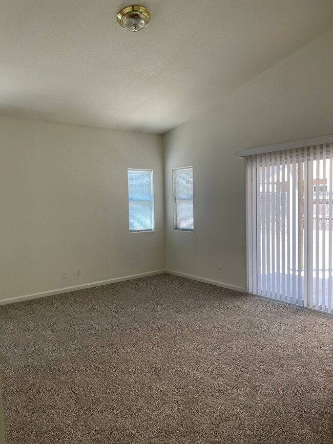Building Photo - Available Now! Move-In Ready