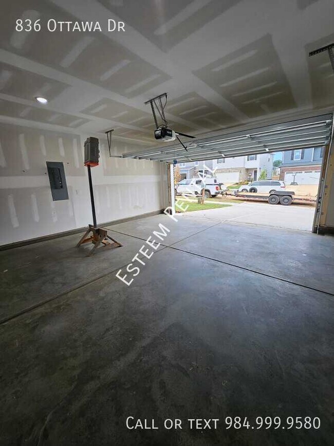 Building Photo - 836 Ottawa Dr