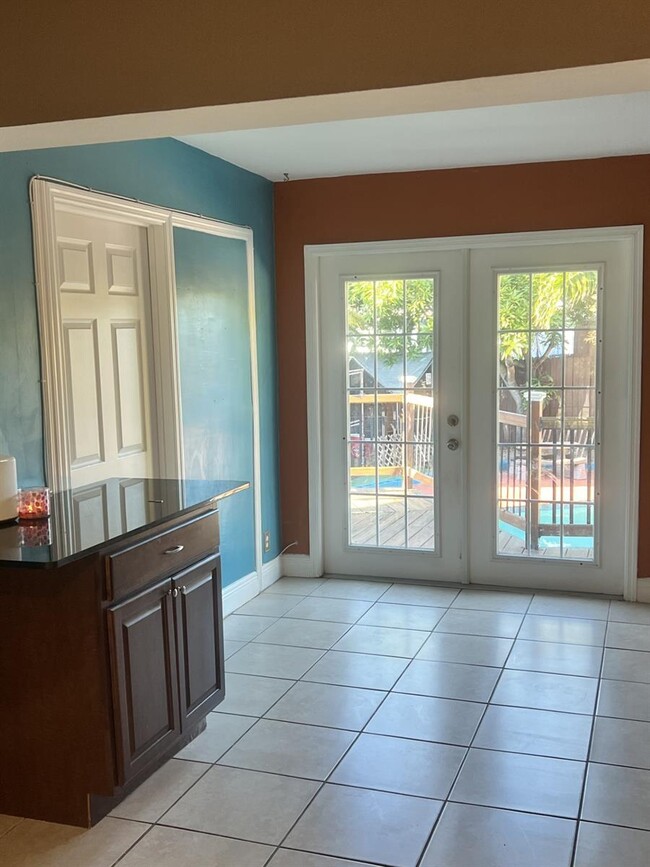 Building Photo - 31 NE 56th St