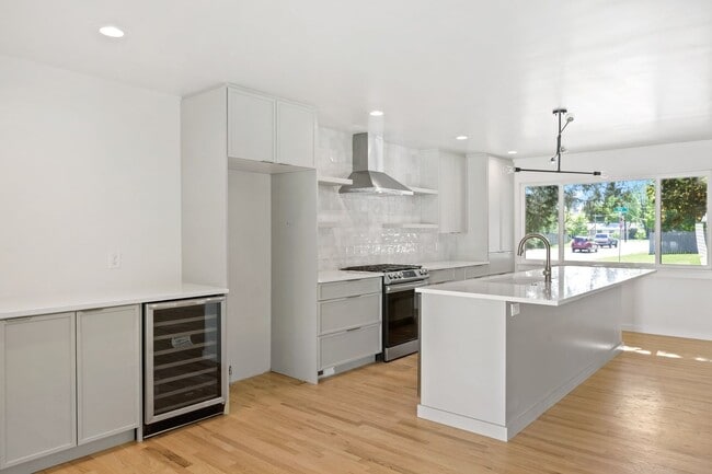 Building Photo - Incredible 4 bedroom Home in Southeast Denver