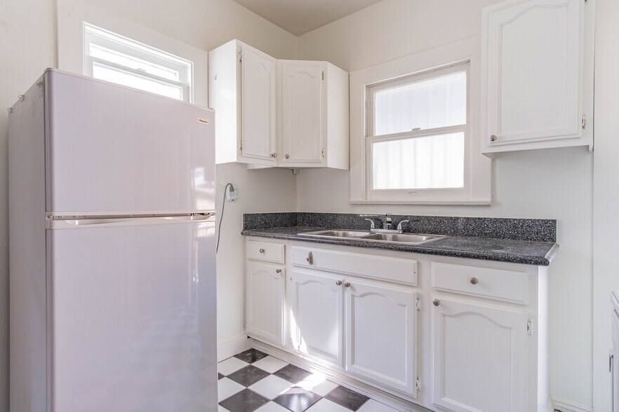 Building Photo - 612 Parkman Ave