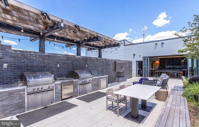 Building Photo - 70 N Street SE Unit 913