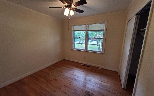 Building Photo - Close to Shopping