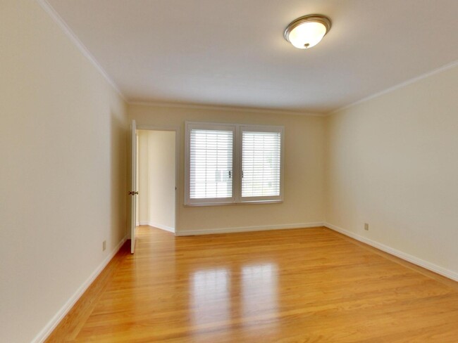 Building Photo - Spacious Four Bedroom Home in Lone Mountain