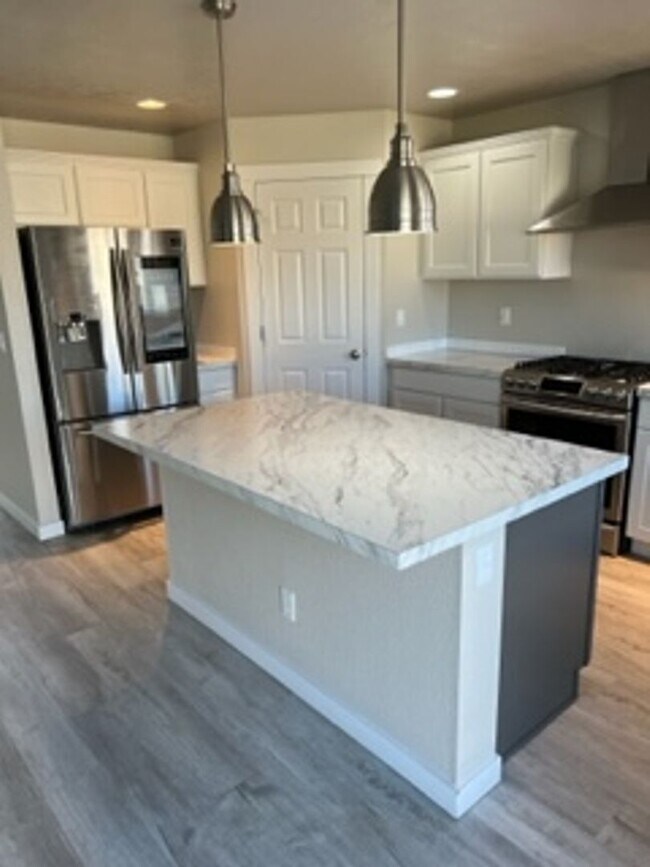 Building Photo - Great 4 bed 2.5 bath home with 2600 sq ft!  Kuna Home with lots of room just off N Ten Mile Rd an...
