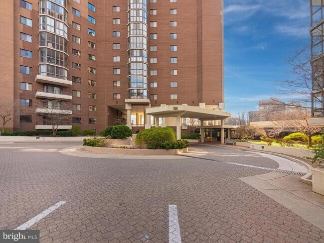 Building Photo - 1600 N Oak St