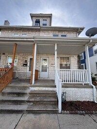 Building Photo - Charming 3-Bedroom Twin Home for Rent in L...