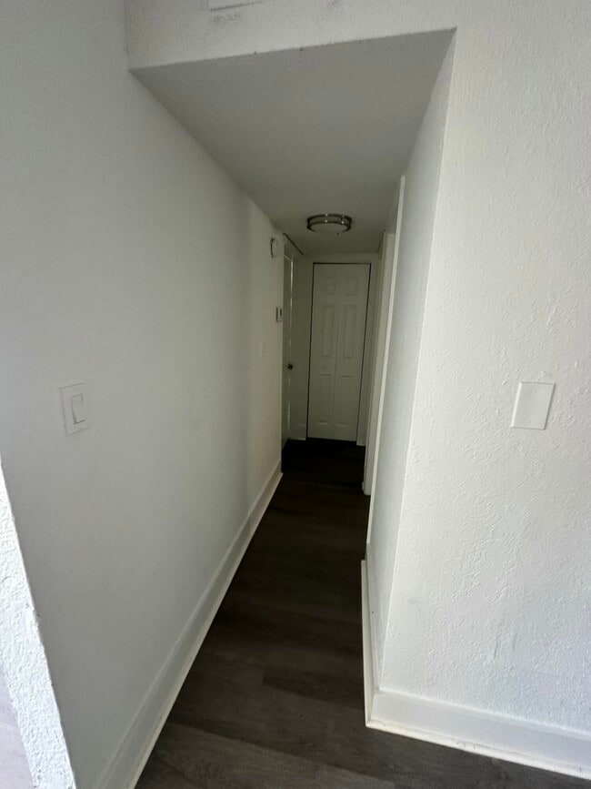 Building Photo - 823 Helena Dr