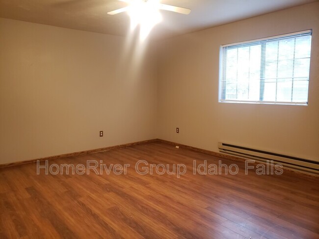 Building Photo - 1545 Bluebird Ln