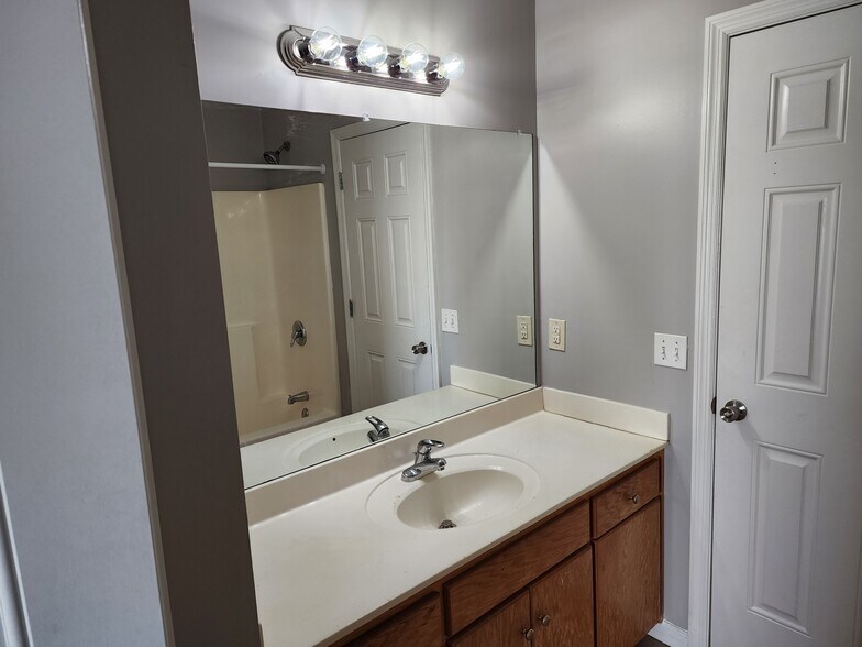 main bathroom - 62 Jacoby Jamison Ln