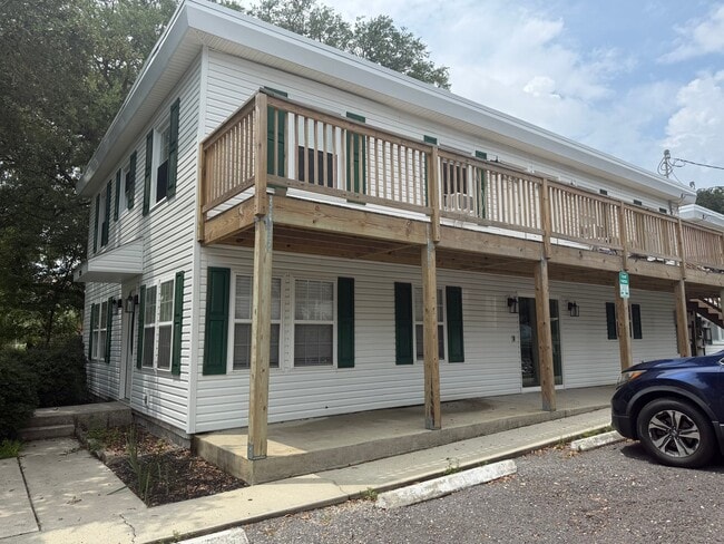 Building Photo - 120 N Pinewood Dr