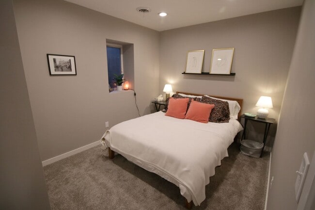 Building Photo - Spacious 5-bedroom, 3-bathroom modern home...