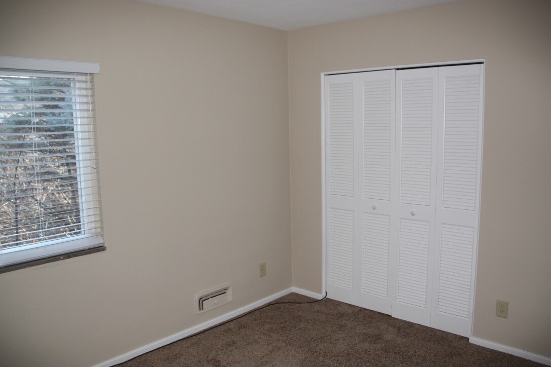 Building Photo - 2142 Collinway St