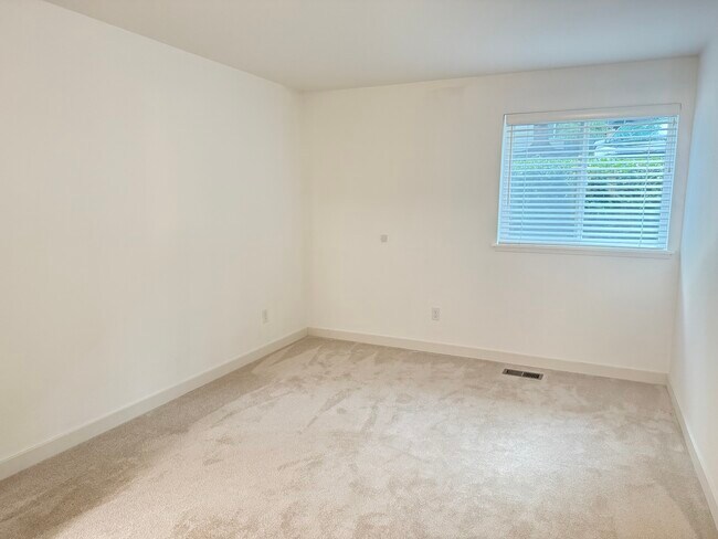 Building Photo - 12117 NE Bel Red Rd