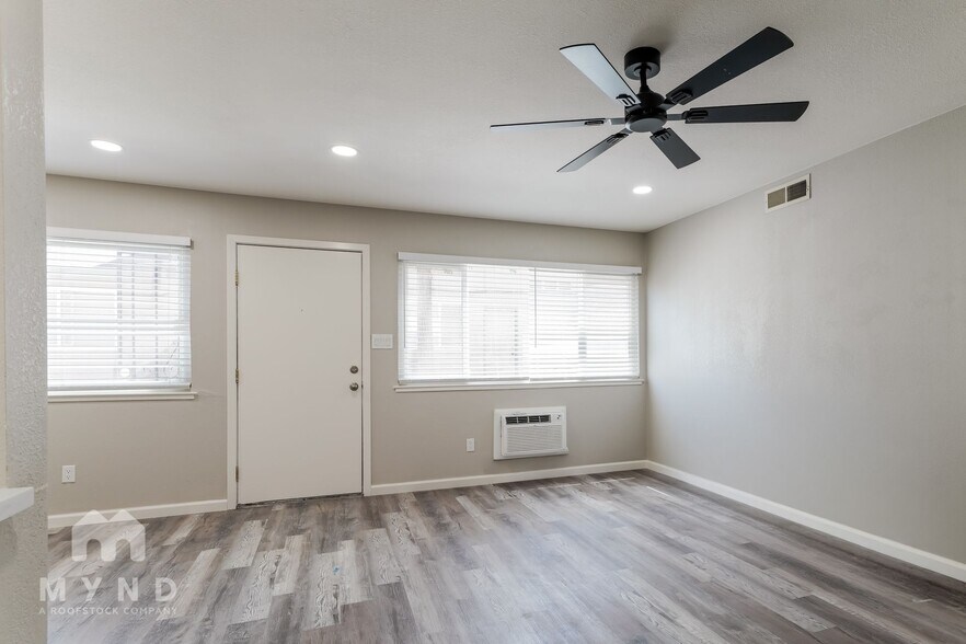 Building Photo - 905 Carro Dr