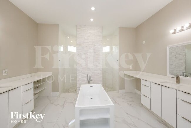 Building Photo - 1117 Pisa St E