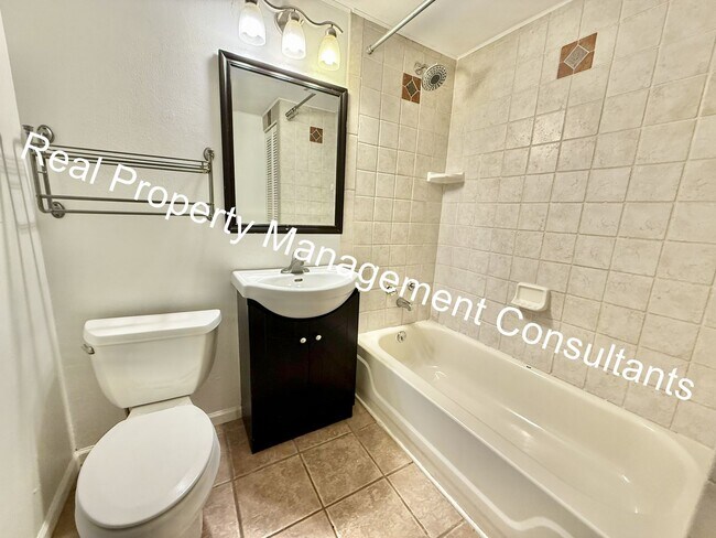 Building Photo - Quaint Home with Lots of Space