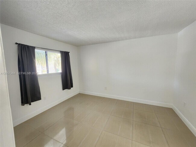 Building Photo - 9491 Palm Cir S