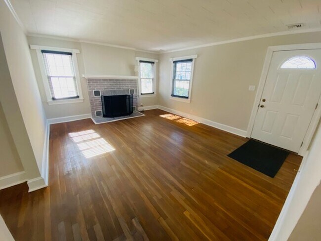 Building Photo - Cozy & Convenient 2 Bed, 1 Bath Home