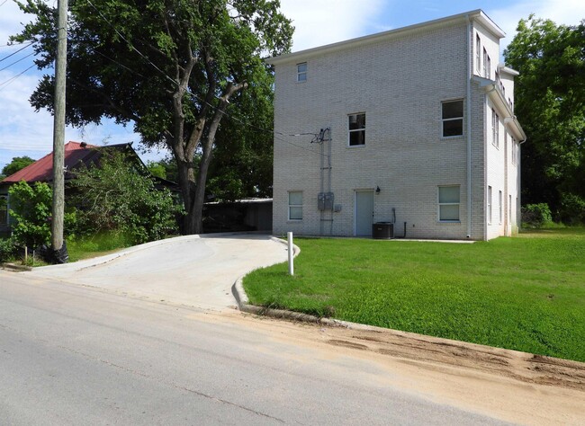 Building Photo - 615 E Word Ave