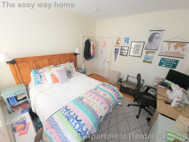 Building Photo - 37 Oak St