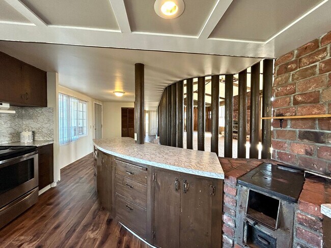 Building Photo - Unique 5 Bedroom Home