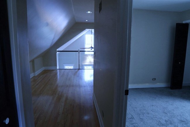 Building Photo - 1033 N Hermitage Ave