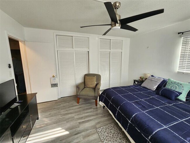 Building Photo - 17090 NE 14th Ave