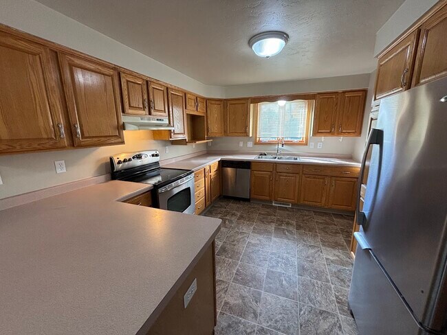 Building Photo - 3222 Lakeview Dr