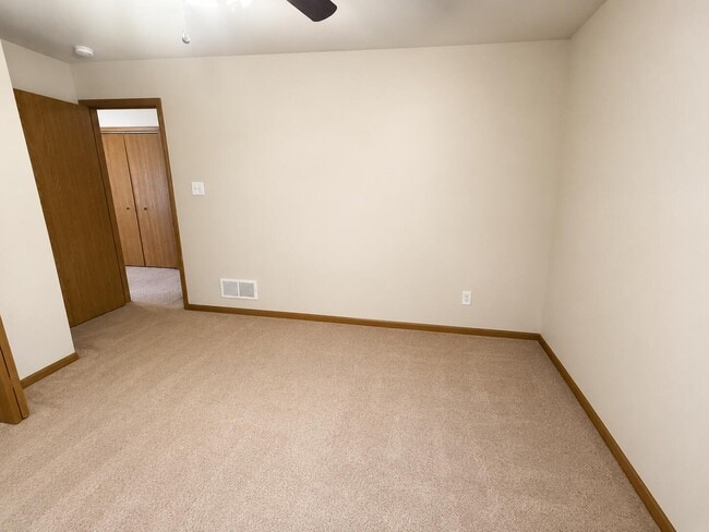 Building Photo - 4006 Meadow View Dr