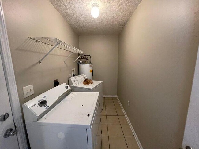 Building Photo - 487 Woodlawn Rd