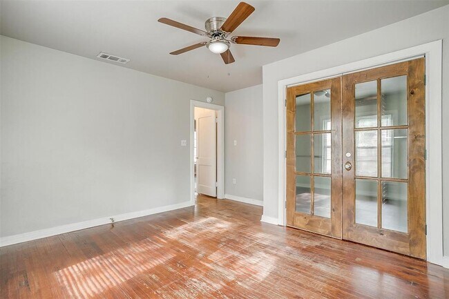 Building Photo - 410 McCarty St