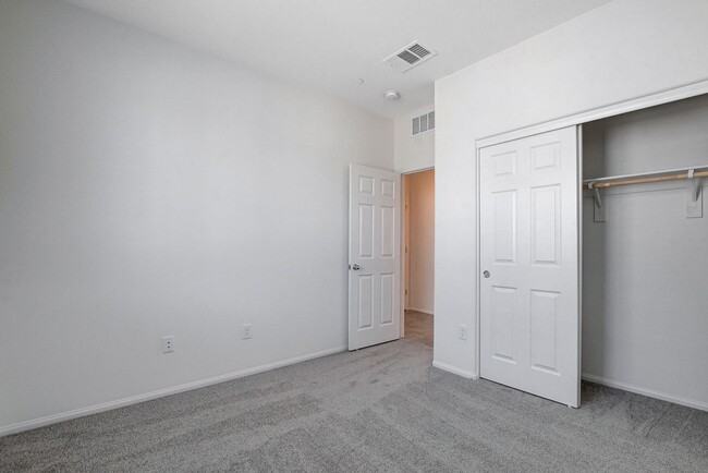 Building Photo - BRAND NEW TOWNHOME OFF 215 AND RUSSELL * N...