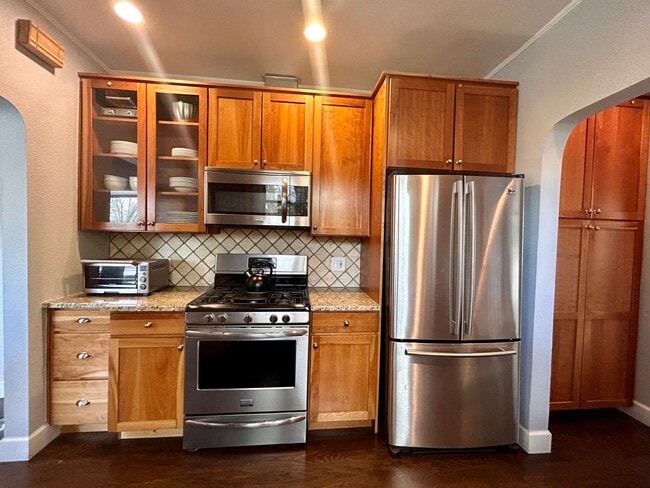 Building Photo - $0 DEPOSIT OPTION. 3BED/2BATH CHARMING HOM...
