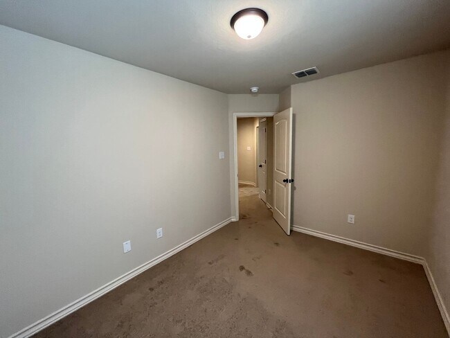 Building Photo - 7011 Micayla Cv