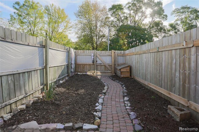 Building Photo - 119 Floral Ave