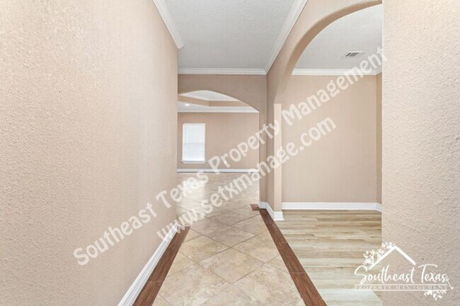 Building Photo - 250 Duhon St