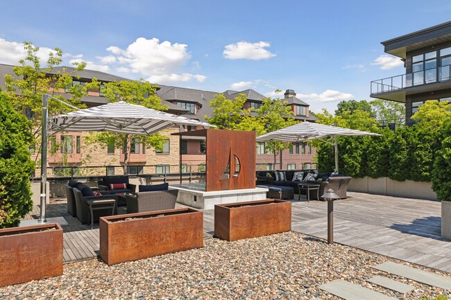 The spacious courtyard is an ideal place to gather with your neighbors - 875 Lake St N