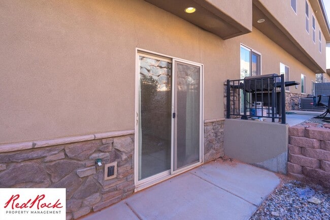 Building Photo - 3 Bedroom Townhome in Buena Vista Community
