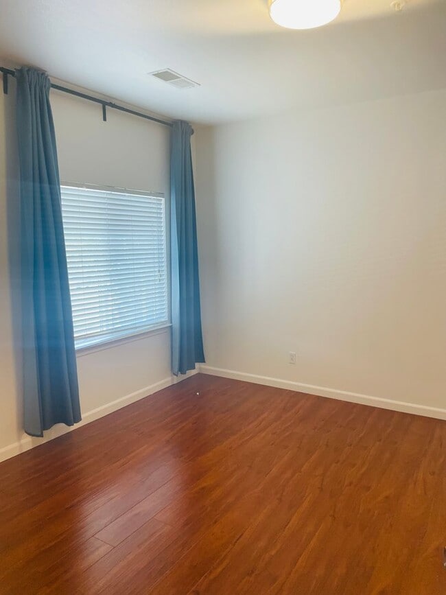 Building Photo - Beautiful North Davis 2bed/2 bath Upstairs...