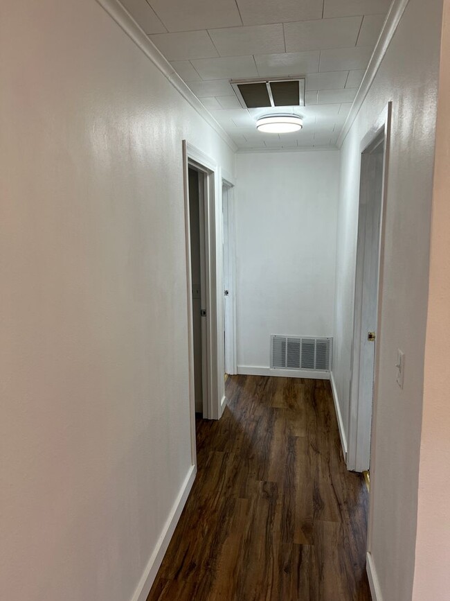 Building Photo - 2 Bedroom, 1 Bathroom Home