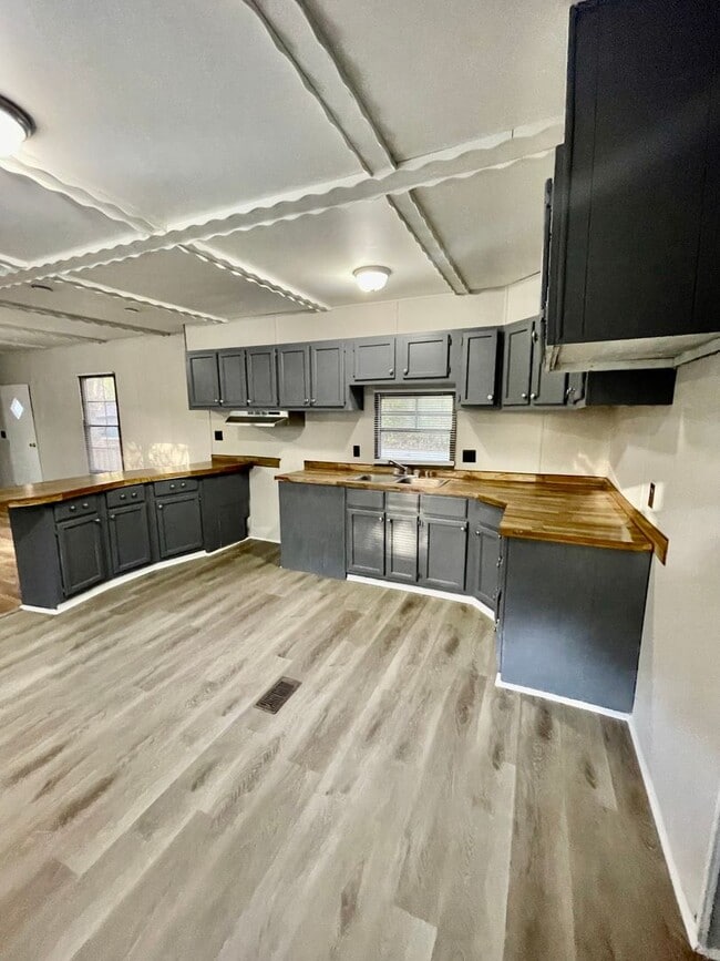 Building Photo - Adorable 2 bedroom 2 bath Trailer Home loc...