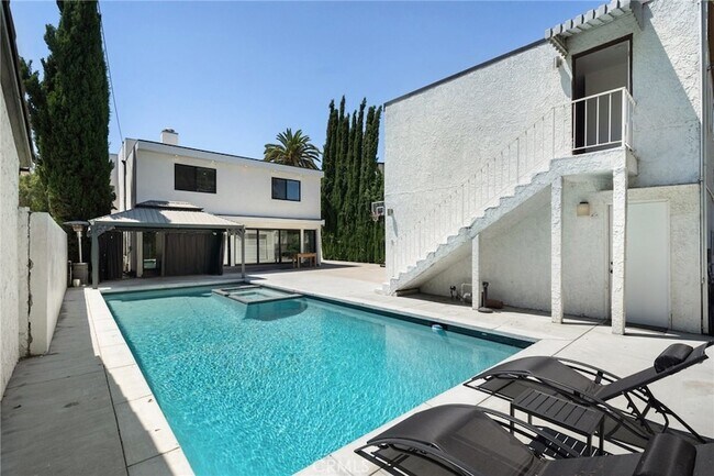 Building Photo - 4630 Cedros Ave