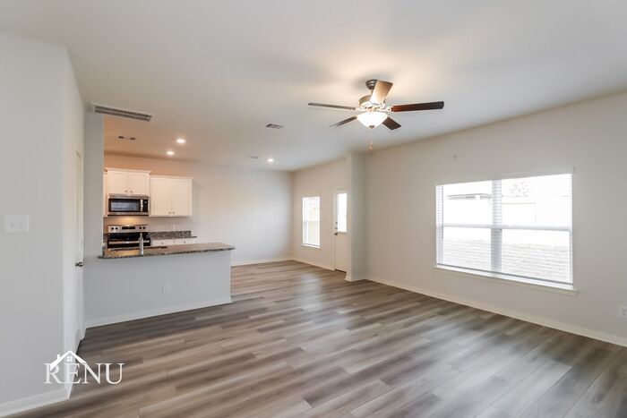 Building Photo - 10445 Sweetwater Creek Dr