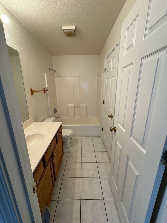 Building Photo - 1591-1593 N Doulton Dr