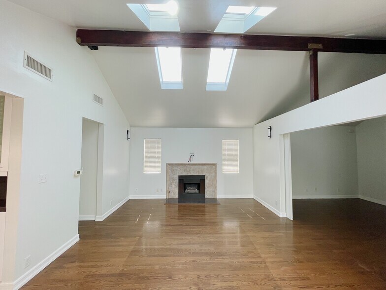 Building Photo - 728 Westbourne Dr