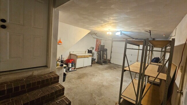 Building Photo - 445 W Chickasaw Rd