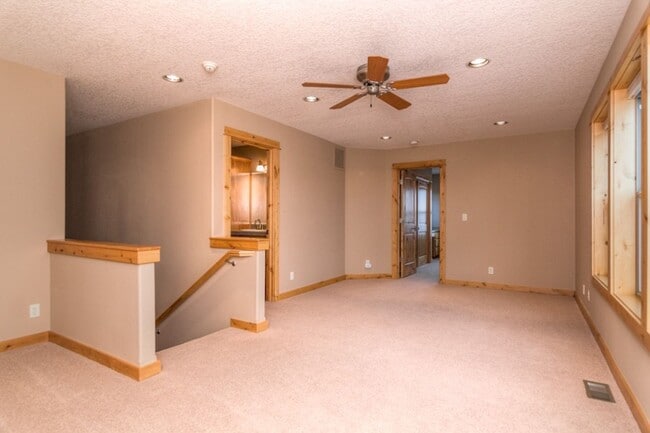 Building Photo - Award-winning, custom-built home in the highly-desired Cascade View Estates