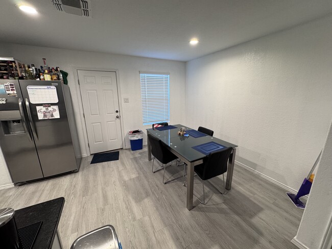 Building Photo - 10415 Welder Oak