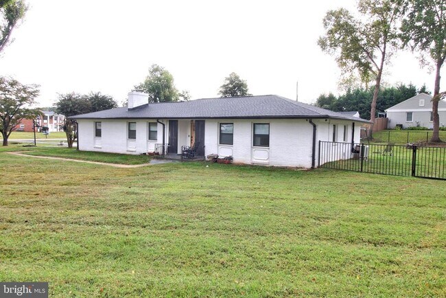 Building Photo - 530 Mimosa St